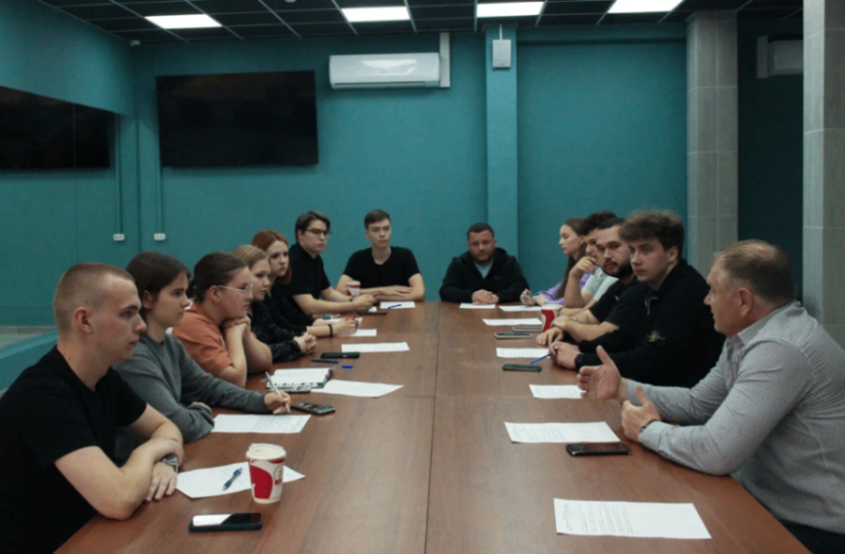 Депутат Совета депутатов городского округа Жуковский, директор Молодежного центра «Дружба» Виталий Лебедев встретился с членами Молодёжного парламента.